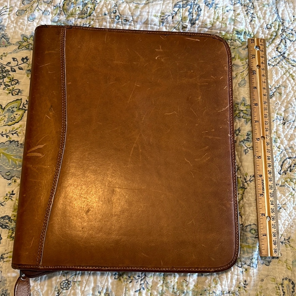 Vintage Day Timer brown leather planner/ folder. Zipper close. Nice worn leather - Picture 2 of 8